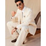 Dan Levy Instagram - Custom cream dream courtesy of @therow. Sending lots of love to our cast tonight. Good luck, team!💫#sagawards @sagawards 📷: @mattymarty Styling: @ecduzit @maddielouviere HMU: @milesjeffrieshair Wardrobe: @therow @maxfieldraymond @nikoturko @cartier 🦊: Redmond Levy Big ♥️ to @meganzehmer @42west