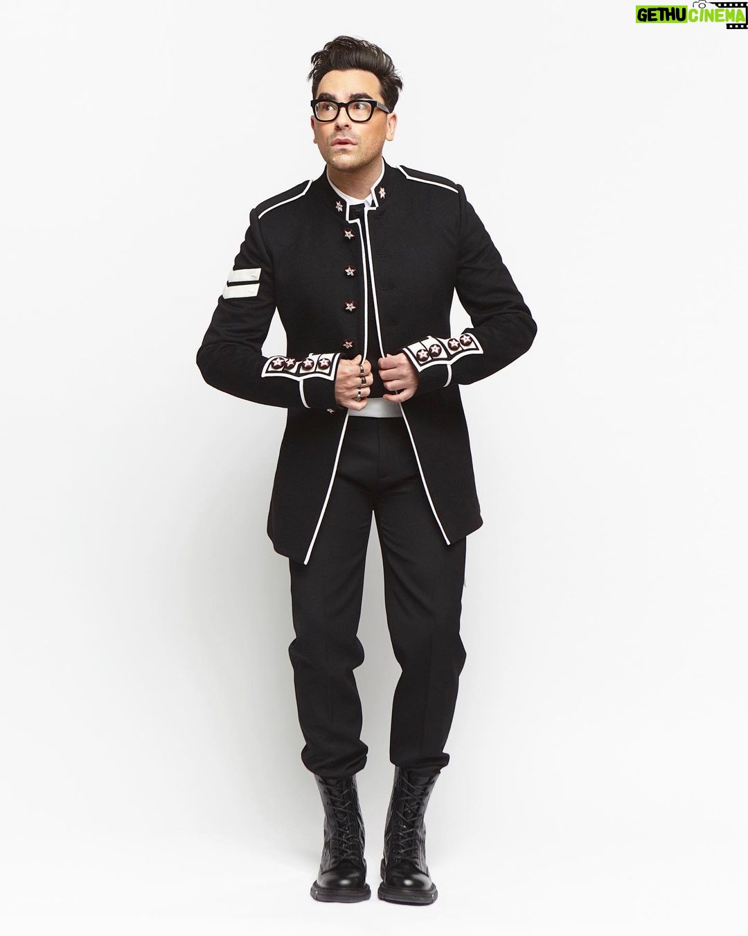 Dan Levy - 663.7K Likes - Dressed up in @dior @mrkimjones @cartier for a little shindig this eve. @criticschoice 💫
📷: @tedbelton
Styling: @ecduzit
Styling assistant: @knecalipap
HMU: @luckymakeup @ana_sorys