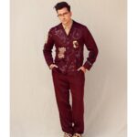Dan Levy Instagram - Sometimes you gotta switch it up mid-show! Thank you @driesvannoten for dressing me up in (lucky) star signs! ✨ #sagawards @sagawards Photo credit: @mattymarty Styling: @ecduzit @maddielouviere Grooming: @milesjeffrieshair Accessoriesss: @cartier @jw_anderson @dleyewear @42west @meganzehmer