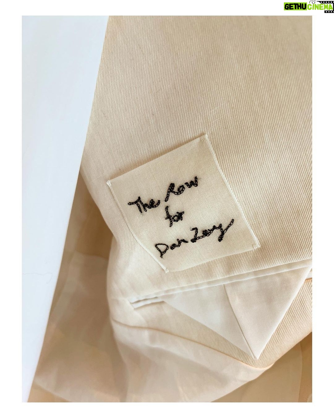 Dan Levy - 598.5K Likes - Custom cream dream courtesy of @therow. Sending lots of love to our cast tonight. Good luck, team!💫#sagawards @sagawards
📷: @mattymarty
Styling: @ecduzit @maddielouviere
HMU: @milesjeffrieshair
Wardrobe: @therow @maxfieldraymond
@nikoturko @cartier
🦊: Redmond Levy
Big ♥️ to @meganzehmer @42west