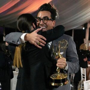 Dan Levy Instagram - One day I’ll find the right words. Until then, thank you to everyone who made last night possible. We’ll never forget it. Grateful for it all.

Styled by the brill @ecduzit 
👔 @thombrowneny @omega 
🤓 custom @dleyewear 
💄 @luckymakeup 
💇🏻‍♂️ @ana_sorys @connorlangehair