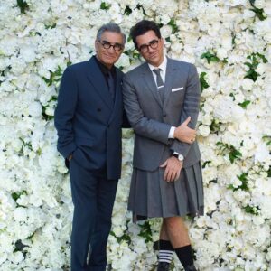 Dan Levy Instagram - One day I’ll find the right words. Until then, thank you to everyone who made last night possible. We’ll never forget it. Grateful for it all. Styled by the brill @ecduzit 👔 @thombrowneny @omega 🤓 custom @dleyewear 💄 @luckymakeup 💇🏻‍♂️ @ana_sorys @connorlangehair