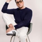 Dan Levy Instagram - Dropped. 🎀