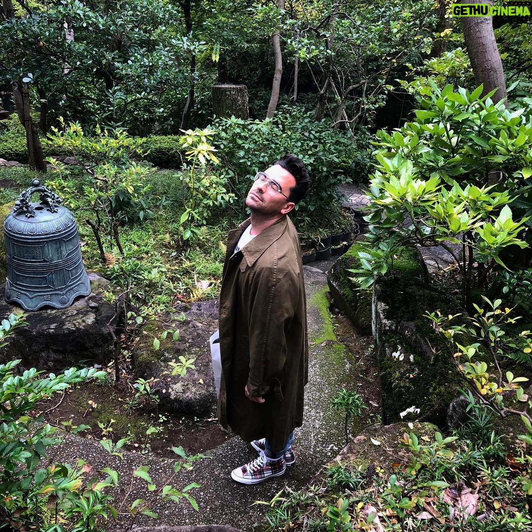 Dan Levy Instagram - Basically a garden nymph at this point. 根津美術館