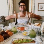 Dan Levy Instagram - 👍🏼🥐👍🏼 📷 @allypankiw