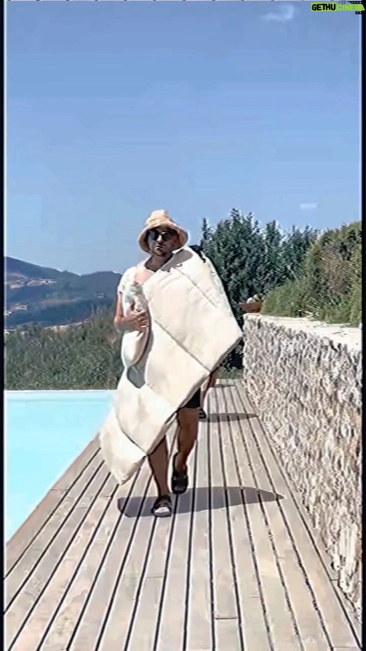 Dan Levy - 248.8K Likes - @dleyewear Moore frame shown three ways via Sun Bed Printemps/Eté 23
📷 @salvatoreantonioofficial