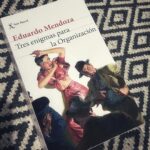 Dani Rovira Instagram – #TresEnigmasParaLaOrganización de #EduardoMendoza

Me lo he pasado pipa, leyendo lo último de uno de los escritores españoles contemporáneos con más talento y comedia del panorama literario. 

Una organización gubernamental secreta nacida en época franquista, llega a nuestros días con una autoridad gastada, precaria y con métodos de muy andar por casa. 

Un triple misterio les ocupa. La desaparición del dueño de un yate, habiendo dejado enorme pufo a su tripulación, el suicidio de un individuo en un hotel de las Ramblas, y un inconcebible flotar económico de una empresa de conservas marinas a lo largo de los años. 9 detectives, al más puro estilo Eduardo Mendoza se encargan del principal objetivo: buscar la relación entre estos tres acontecimientos. 

Me vienen ecos de Alejandro Casona en “Los Árboles Mueren De Pie” por el tipo de empresa rocambolesca y personajes de una peculiaridad inusitada. 

Me río mucho con él. Porque las suelta sin querer. Su sátira, sus diálogos, la aparente poca pretenciosidad de hacernos reír es lo que me fascina. Qué suerte tener autores así. Qué suerte de legado.

#SuPoquicoDeLectura
#RoviraReadings