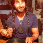 Dani Rovira Instagram – Ayer cumplí 43 años. Y estuve con amigos, y nos cocinaron vegano, y cantamos, y hubo muchos besos y muchos achuchones. Y me regalaron cosas bonitas. Y reímos hasta el dolor de barriga, y nos disfrazamos, y bebimos y cantamos. Todo lo que está bien sucedió ayer. No estaban todos los que eran, pero eran todos los que estaban. 

Y la vida sigue con sus avatares y vorágine, pero en ese ratito del día fui feliz y me sentí querido y casi me explota el “queriómetro”.

Gracias a todos por los mensajes, a los que conozco y a los que no. Sois muy riquiños. 

No sé la de vueltas al sol que me quedan, y me preocupa cada vez menos, porque pienso exprimir cada curva del viaje.