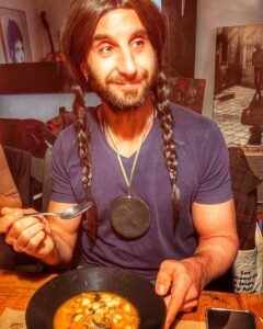 Dani Rovira Instagram - Ayer cumplí 43 años. Y estuve con amigos, y nos cocinaron vegano, y cantamos, y hubo muchos besos y muchos achuchones. Y me regalaron cosas bonitas. Y reímos hasta el dolor de barriga, y nos disfrazamos, y bebimos y cantamos. Todo lo que está bien sucedió ayer. No estaban todos los que eran, pero eran todos los que estaban. Y la vida sigue con sus avatares y vorágine, pero en ese ratito del día fui feliz y me sentí querido y casi me explota el “queriómetro”. Gracias a todos por los mensajes, a los que conozco y a los que no. Sois muy riquiños. No sé la de vueltas al sol que me quedan, y me preocupa cada vez menos, porque pienso exprimir cada curva del viaje.