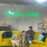 Dani Rovira Instagram – En breve podréis disfrutar de #UnDíaDePerros en @rtveplay 
Estoy acompañado de dos amigos y educadores/terapeutas caninos formidables como @eli_nimitable y #SantiVidal (@mas_que_guau) 

Tendremos charlas maravillosas con  invitados de lujo de diferentes ámbitos (cine, literatura, política, teatro, música, moda…) hablando de lo que más nos gusta, los perros. Y rodeados toooooodo el rato de ellos. 

Un programa comprometido con el bienestar animal, la educación canina y el buen humor. 

Dirigido por Ángela Gallardo y @rafaelmunozrodriguez 

Qué ganas de que pronto lo podáis oír (y ver), para aprender, empatizar y divertirnos. ♥️ 🐕 

@rtvecomunicacion

Por cierto, este cachorrón de mastín es #Brugal y está en adopción. Es todo amor. Preguntad en @salvandopeludos_elcampito