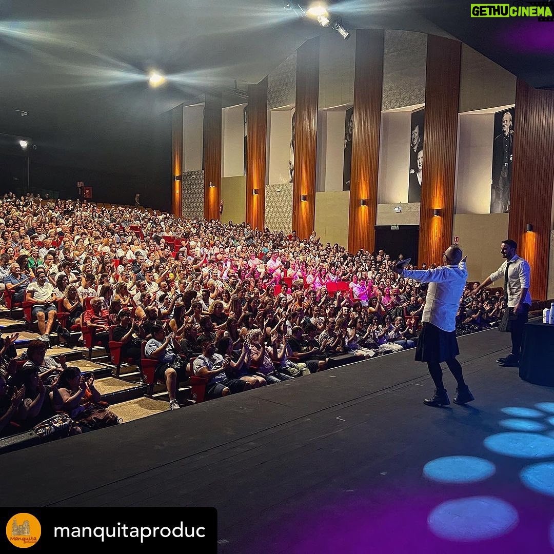 Dani Rovira Instagram - • @manquitaproduc Todo un placer abrir esta nueva edición del @fesjaja Gracias Mallorca por abarrotar el teatro para ver a @arturogcampos y a @danirovira @javitatay3 @mr.guis @cew.management #miañofavorito