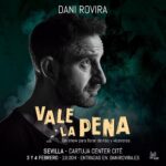 Dani Rovira Instagram - Al fin puedo decirlo. HABEMUS NUEVO ESPECTÁCULO #ValeLaPena Después de dos años macerándolo y pensándolo en mi cabeza y en mi pecho por fin tiene forma, contenido y título. Estoy tan ilusionado que no veo el momento de que lo disfrutéis conmigo. Además, hoy a las 12.00 saldrán las entradas para el estreno oficial en @cartujacenter en #SEVILLA el 3 y 4 de febrero. Y hoy también salen a la venta las entradas de #Zamora y #Vigo Toda la información de compra en danirovira.es Y pronto sacaremos más fechas y ciudades. Estad atent@s. Nunca un espectáculo me había salido de tan adentro. ❤️‍🩹 Comienza el nuevo SHOW (Gracias a @fotografiablanca por la sesión de 📸 y a @barb_esceptica por el diseño 👩🏻‍💻 ♥️♥️)