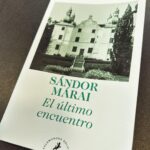 Dani Rovira Instagram - #ElÚltimoEncuentro de #SándorMarái Escritor húngaro nacido en el 1900. Por el tiempo en el que le tocó vivir, su obra fue prohibida en toda Hungría. Esto hizo que cayera en el olvido a quien, en ese momento, era considerado uno de los escritores más importantes de la literatura centroeuropea. Nos cuenta la historia de dos amigos que se encuentran a los 80 años, después de haber estado 41 años sin verse. Y lo hacen en un castillo de Hungría, al pie de los Cárpatos, el hogar de siempre de uno de ellos. Ha pasado el esplendor de aquellos años y se avecina el final de una etapa y una época. Estos dos amigos se prestan a hablar de la vida y a resolver conflictos enquistados en su relación desde hace tantos años. “Es un duelo sin armas, aunque tal vez mucho más cruel, cuyo punto en común es el recuerdo imborrable de una mujer”. La importancia de la verdad en una relación sólida pero golpeada por el tiempo y la traición. Una prosa exquisita que nos recuerda, por la temática, a #Lisis o #SobreLaAmistad de #Platón pero con Hungría y el siglo XX como contexto. Un caramelito. #SuPoquicoDeLectura #RoviraReadings