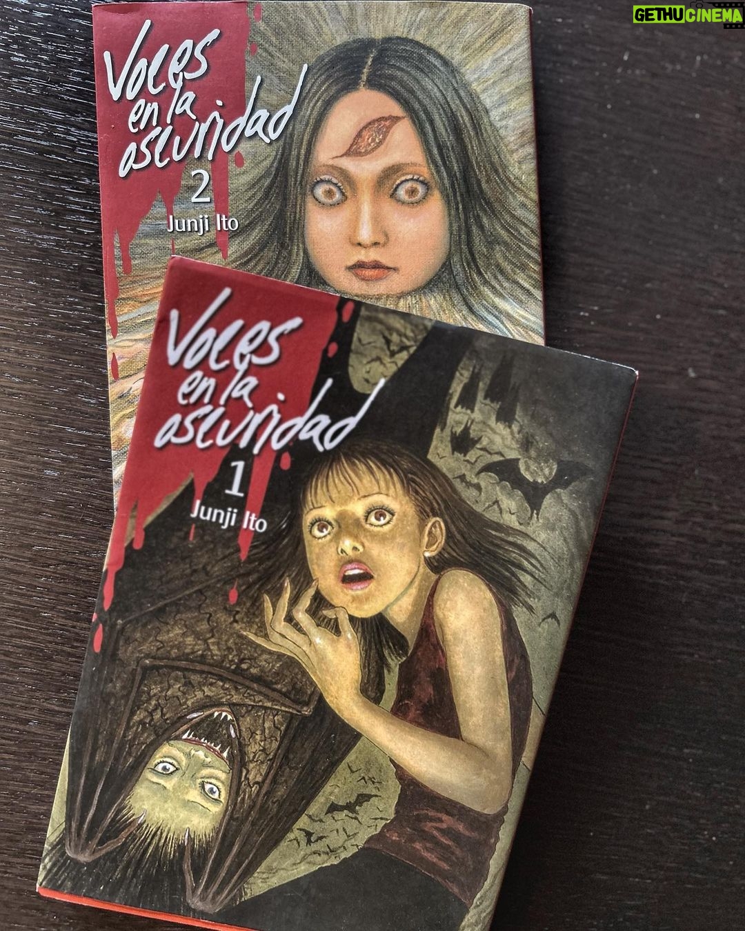 Dani Rovira Instagram - #VocesEnLaOscuridad 1 y 2 de #JunjiIto Decir manga de género terror es decir Junji Ito. Ya devoré #AulaDemoniaca y #FragmentosDelMal (@tomasada devuélvemelo, asqueroso) y esta selección de relatos de terror es deliciosa y divertidísima. Sí, a los que nos gusta el terror y las historias perturbadoras de ficción, nos llegan a parecer hasta divertidas, de lo enrevesado de la cabeza de este hombre. Relatos como “Glicérido”, “Los enraizados”, “Espectros en la biblioteca” son espectaculares. Siempre encuentra la manera de sorprenderme y ahondar más en las variables que nos da el mal y la oscuridad. Si esas mentes son destinadas a hacer arte en sus cómics, oye, miel sobre hojuelas. Además, si buscáis en google su cara, es que tiene cara de buena gente y de no haber roto un plato en su vida 😂 A los fans del género, echadle un ojo…ya me contaréis. #SuPoquicoDeLectura #RoviraReadings