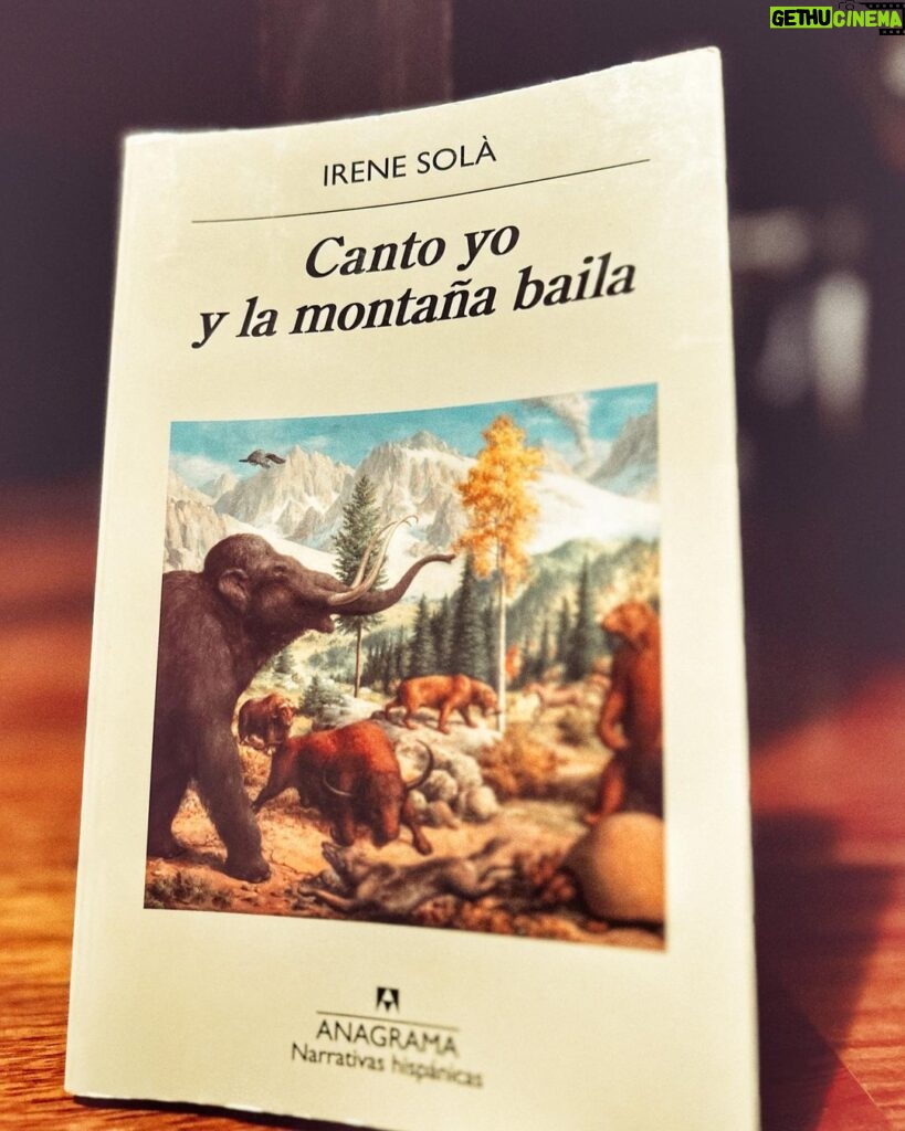 Dani Rovira Instagram - #CantoYoYLaMontañaBaila de #IreneSolá Pequeña novela predominantemente luminosa. Aunque no está falta de claros oscuros. Todo sucede cerca de #Camprodón en un enclave pre pirenaico, rural y bucólico. Tienen voz sus hombres, sus mujeres, los perros, los corzos, los osos, las montañas… En una especie de esencia Macondo, la autora cuenta los relatos de varios de sus protagonistas. Lo realmente especial de este libro, en mi opinión, es la forma de escribir de la autora. No te lo pone fácil, aunque aparente ser un libro que sí. Frases cortas, sencillas algunas, otras llenas de paradojas y dobles sentidos, incluso juguetonas y traviesas, diría, pero potentes y contundentes todas. Con entidad propia. Supongo que viene dado de sus raíces poéticas. Es una escritora interesante. Diferente, que no es poco. #SuPoquicoDeLectura #RoviraReadings