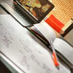 Dani Rovira Instagram - Qué ganas de estrenar el nuevo show. Ganas de pisar otras lindes y otros charcos en la comedia. Le falta poquito. Un poquito más de horno para que podáis probarlo. El vértigo por mejorar. Por tocar otros resortes. Qué ganas de poner el mantel en el escenario y servíroslo. 🖤 🎭 Pronto avisaremos.