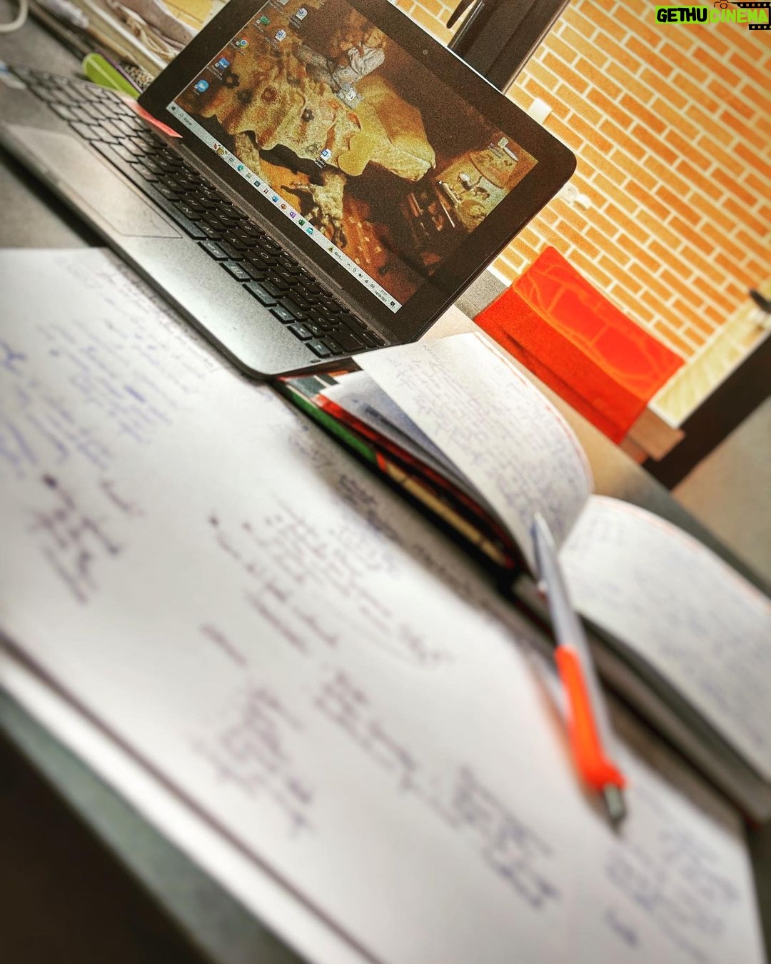 Dani Rovira Instagram - Qué ganas de estrenar el nuevo show. Ganas de pisar otras lindes y otros charcos en la comedia. Le falta poquito. Un poquito más de horno para que podáis probarlo. El vértigo por mejorar. Por tocar otros resortes. Qué ganas de poner el mantel en el escenario y servíroslo. 🖤 🎭 Pronto avisaremos.