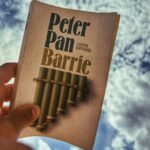 Dani Rovira Instagram - #PeterPan de #JMBarrie A pocos podría descubrirles, de cero, esta maravillosa y manoseada historia. Leí la novela siendo crío y su recuerdo siempre fue el de aquel cuento fantástico de aventuras y niños que no querían crecer, piratas, hadas, y cocodrilos. La idealización de un personaje que a todos, en cierto modo, nos ha fascinado. Y si no, Disney ya se encargaría de terminar de dulcificarlo para que el imaginario de este personaje quede grabado tierna y puerilmente en nuestra memoria. Pero en esta etapa de mi vida me apeteció volver a releerlo con una mirada ya adulta que, aunque el juego esté siempre presente en lo cotidiano, ya no cree tanto en las hadas ni en la eterna infancia. Cada vez cuesta más darle protagonismo al niño que llevamos dentro (excepto en terapia, cuyo niño es el puñetero total protagonista y el objetivo principal es el de curar todas sus heridas, o lo que es lo mismo, nuestras heridas que pertenecen al material regresivo). En esta re lectura, ves que Peter Pan, a pesar de ser un niño eterno, es humano como los demás. De ahí actitudes muchas veces egoístas, engreídas, caprichosas e incluso crueles. Y que el temido Capitán Garfio, detrás de esa fachada de malvado y maquiavélico, esconde miedos que no se dejan ver cuando nos quedamos en la superficie. Muchos de ellos provocados por su poderoso archienemigo. Con cierta edad y cierto rodaje vital, uno al leer este tipo de lecturas intenta ver más que la foto, el negativo. Lo que hay detrás. La sombra de Peter (más allá que la que se deja olvidada) es todo lo que representa su inmadurez, su egoísmo, su necesidad hedonista por encima de todo y un ego desproporcionado. La sombra de Hook, su miedo, su pavor a no ser respetado por su piratas, una educación exquisita que a veces aflora a su pesar, y la necesidad también de una figura “materna”, que no hace apenas patente como sí lo hace Peter. (JUNG dixit) Os animo a releerla. A mí me ha hecho bien. Y a pesar de todo, seguiré dejando la ventana abierta, por si un día, le da por volver …y el trabajo de perdonar a todas las Wendys que nos traicionaron. Crezcamos sin soltar al niño, pero crezcamos. #supoquicodelectura #RoviraReadings