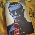 Dani Rovira Instagram - #ASangreFría de #TrumanCapote Nunca había consumido nada suyo (excepto la peli de Seymour Hoffman), y ahora entiendo porqué está considerado uno de los mejores autores estadounidenses del siglo XX Autor que, dicho sea de paso, agarró enorme enfado por no llevarse el Premio Pulitzer por esta pedazo de novela. No me extraña. Averiguaré quién se lo llevó ese año. Pero ojo, eso sí, es el segundo libro sobre crímenes reales más vendido de la historia. (El primero es #HelterSkelter, sobre #CharlesManson, que ya lo pillaré por banda). Como he dicho, es una novela “true crime” donde su ficción es tan verosímil, cada detalle, cada descripción son excelsas. Tengo que reconocer que las primeras páginas me costaron un poco, por la avalancha de descripciones y explicaciones pormenorizadas y por la compleja presentación de un pequeño entramado de personajes. Pero cuando sucede la explosión del motor de la historia, no puedes parar de deslizarte por sus páginas. Qué barbaridad, tanto autor por descubrir que no sé si generaré tanta saliva para pasar las páginas. Métanle mano a Capote, que no se van a arrepentir. #SuPoquicoDeLectura #RoviraReadings