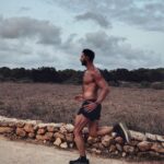 Dani Rovira Instagram - No sé si es porque estoy entrenando ya bajando el sol, o porque está nublado y no hay mucha luz, o porque no valgo ni pa estar enterrao, pero las fotos de hoy son, digamos : “alipóricas”. Pero voy a subir las 4 que mejor han salido. Se admiten comentarios, incluidos los burlescos. Cuál es tu infrapreferida?? #supoquicodedeporte Pd. Sólo he subido tres, la última es del típico chalao ectoplasmático chupacámara. 🤷🏻‍♂️
