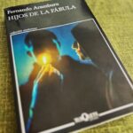 Dani Rovira Instagram - #HijosDeLaFàbula de #FernandoAramburu Novela paródica y satírica sobre dos jóvenes (Asier y Joseba) que marchan al sur de Francia para convertirse en militantes de ETA. Allí se enteran de que la banda cesa la actividad armada y, lejos de volver a sus casas y a la normalidad, deciden continuar por su cuenta, sin dinero, sin techo, sin armas y sin experiencia. Creen que es buena idea fundar una organización propia. Llena de comedia y astracanadas. Dos personajes ridículos acompañados constantemente por el drama y la desventura. Decenas de situaciones absurdas donde, el autor, sobradamente conocedor de esta realidad (PATRIA) pone en solfa cada tópico de esta lacra que, por suerte, ya pasó a la historia. Divertida, irreverente, donde capto que la crítica se dibuja a través de las bochornosas situaciones que estos dos seres, que parecen inspirados en “Pepe Gotera y Otilio” del terrorismo, no pueden dejar de vivir. #SuPoquicoDeLectura #RoviraReadings