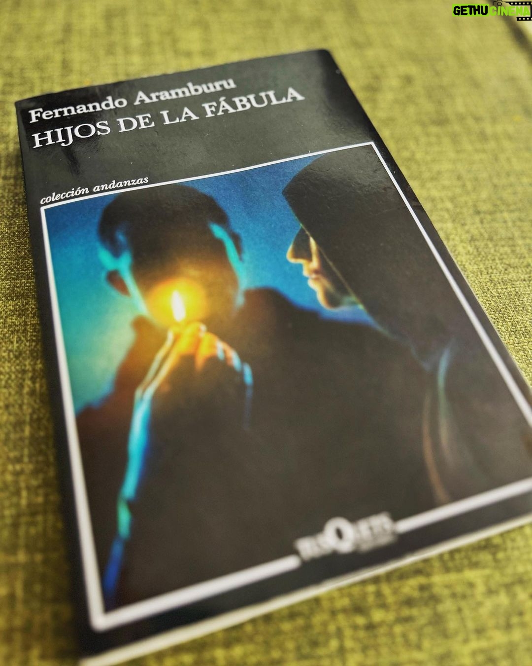 Dani Rovira Instagram - #HijosDeLaFàbula de #FernandoAramburu Novela paródica y satírica sobre dos jóvenes (Asier y Joseba) que marchan al sur de Francia para convertirse en militantes de ETA. Allí se enteran de que la banda cesa la actividad armada y, lejos de volver a sus casas y a la normalidad, deciden continuar por su cuenta, sin dinero, sin techo, sin armas y sin experiencia. Creen que es buena idea fundar una organización propia. Llena de comedia y astracanadas. Dos personajes ridículos acompañados constantemente por el drama y la desventura. Decenas de situaciones absurdas donde, el autor, sobradamente conocedor de esta realidad (PATRIA) pone en solfa cada tópico de esta lacra que, por suerte, ya pasó a la historia. Divertida, irreverente, donde capto que la crítica se dibuja a través de las bochornosas situaciones que estos dos seres, que parecen inspirados en “Pepe Gotera y Otilio” del terrorismo, no pueden dejar de vivir. #SuPoquicoDeLectura #RoviraReadings