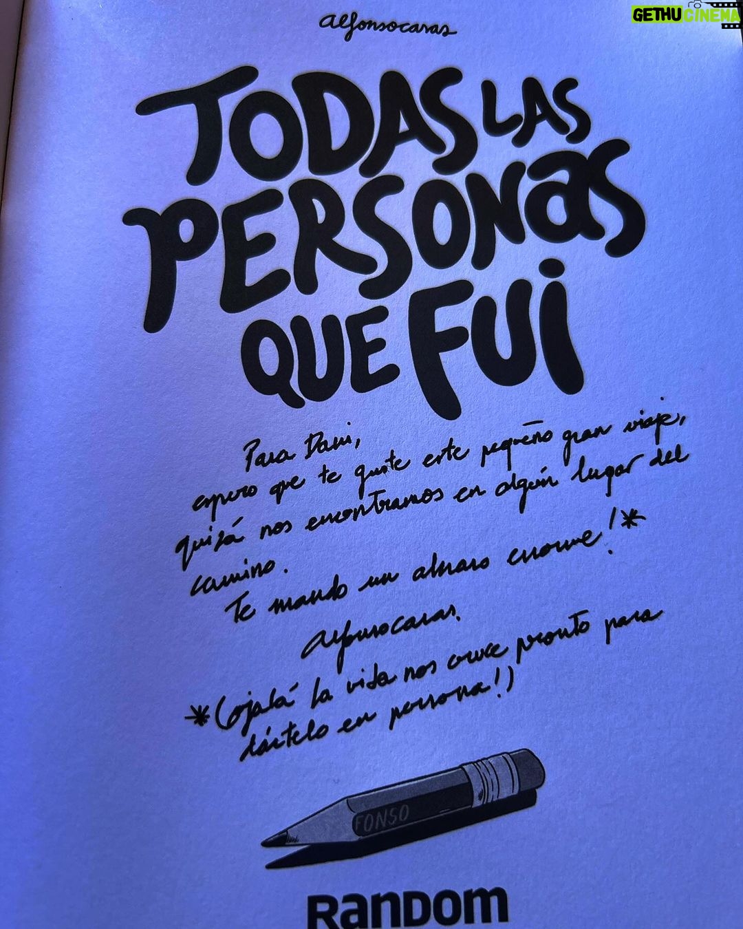 Dani Rovira Instagram - #TodasLasPersonasQueFui de @alfonsocasas Hace un tiempo me leí su maravillosa obra #Monstruosamente (podéis verlo en mi IG) y pensé que sería imposible sacar otra novela gráfica a ese nivel. Pues (afortunadamente) me equivoqué. Los monstruos que nos acompañan toda la vida no son los de la pantalla final del juego. En “Todas las personas que fui”, Alfonso desnuda su alma y nos hace partícipe de su catarsis, como persona y como dibujante. En una atmósfera seudo fantástica, onírica y arquetípica, el prota va descubriendo las capas que cubren su principal miedo. Mucha terapia en las espaldas, intuyo, mucha psicología Jungiana y mucho querer entrar en el núcleo del miedo y el dolor. A veces “Viaje de Chihiro”, a veces “Beau tiene miedo”, a veces “Un Monstruo viene a verme”…no sé, son tantos asideros referenciales los de este cómic, que me ha volado la cabeza. Qué sensibilidad, qué sentido del humor, qué hondura y que valiente hacer algo así. Todos los que estéis pasando por una etapa oscura y de crisis existencial y de dudas sobre tu propio ser, por favor, haceros este regalo. Me ha dejado bastante tocado, para bien. El arte debe remover, debe hacerte de espejo, debe dejarte algo diferente de a como estabas antes de hacer la inmersión. Gracias Alfonso por plasmar en tus viñetas las emociones que muchos sentimos y hacer que me haya sentido un poco menos solo. #SuPoquicoDeLectura #RoviraReadings