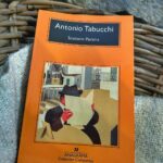 Dani Rovira Instagram – #SostienePereira de #AntonioTabucchi 

Pereira es un periodista que lleva toda su vida vinculado al periódico Lisboa en la sección de sucesos. Consigue dar un salto cualitativo y colocarse en la sección cultural, planteándola de forma necrológica. Escribir un artículo cuando algún escritor, poeta o pensador fallece es su cometido, con la singularidad de que siempre es su periódico el primero en publicar estos artículos post mortem porque los escriben “azarosamente” antes de que fallezcan y, oye, eso que adelantan si ocurre. 

Contrata a un chaval joven, Monteiro Rossi. Escribe muy bien pero sobre autores contrarios a los regímenes totalitaristas como, entre otros, los vividos en esos momentos en Portugal con la dictadura de Salazar. Mientras tanto, la más férrea censura acecha cada publicación. Por ello, Pereira los va guardando sin que vean la luz bajo su juicio de “impublicables”.

Maravillosamente escrita. Tabucchi consigue con el personaje de “Pereira” llevarme a ecos del personaje de “Ignatius Reilly” de la brillante novela #LaConjuraDeLosNecios por su descripción y peculiar forma de ser. Muy agradable lectura. 

Gracias @currovelazquez por el regalito. Cómo se nota que sabes que a un actor en el set, cuando espera, hay que tenerlo entretenido. 😂

#SuPoquicoDeLecturq
#RoviraReadings