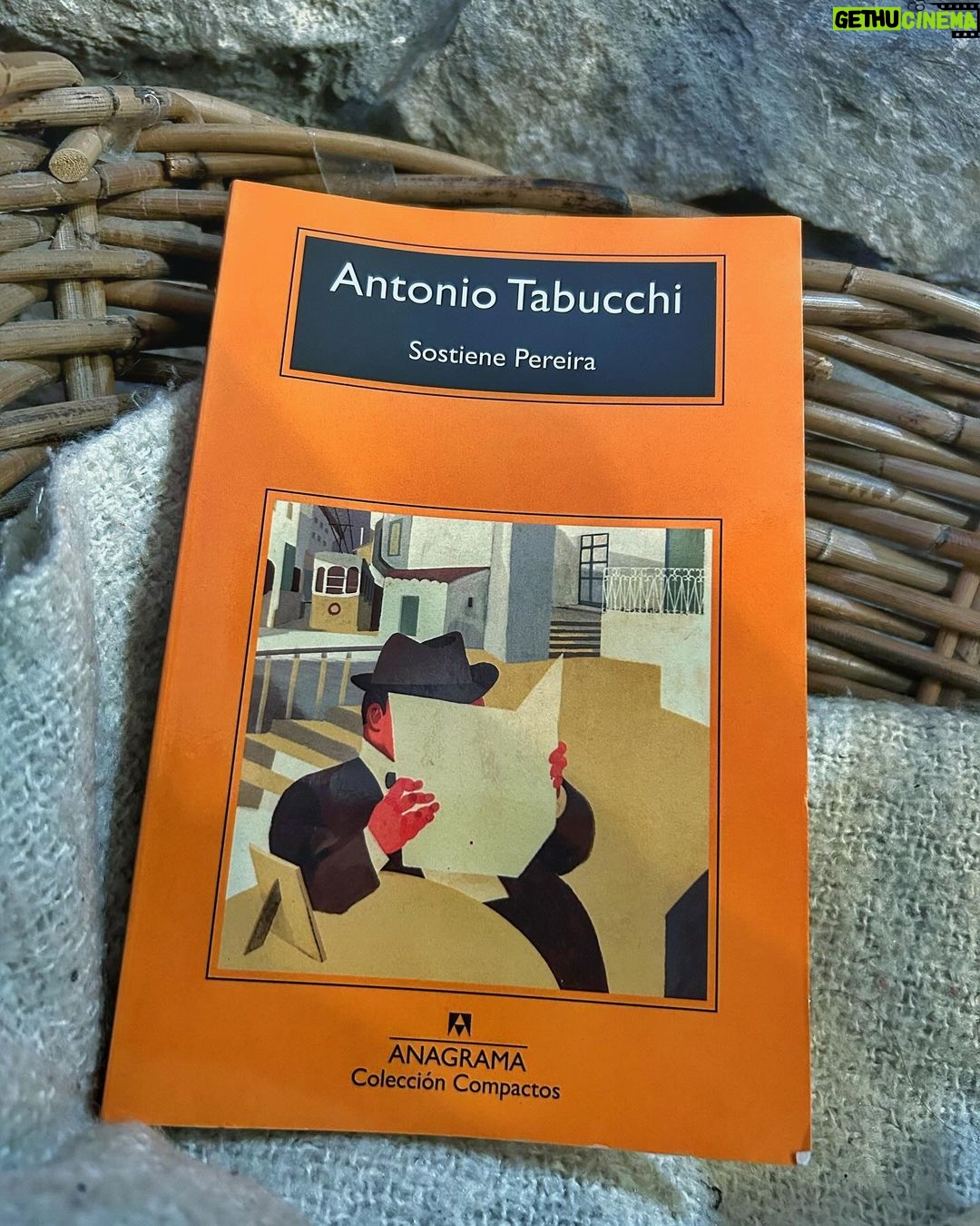 Dani Rovira Instagram - #SostienePereira de #AntonioTabucchi Pereira es un periodista que lleva toda su vida vinculado al periódico Lisboa en la sección de sucesos. Consigue dar un salto cualitativo y colocarse en la sección cultural, planteándola de forma necrológica. Escribir un artículo cuando algún escritor, poeta o pensador fallece es su cometido, con la singularidad de que siempre es su periódico el primero en publicar estos artículos post mortem porque los escriben “azarosamente” antes de que fallezcan y, oye, eso que adelantan si ocurre. Contrata a un chaval joven, Monteiro Rossi. Escribe muy bien pero sobre autores contrarios a los regímenes totalitaristas como, entre otros, los vividos en esos momentos en Portugal con la dictadura de Salazar. Mientras tanto, la más férrea censura acecha cada publicación. Por ello, Pereira los va guardando sin que vean la luz bajo su juicio de “impublicables”. Maravillosamente escrita. Tabucchi consigue con el personaje de “Pereira” llevarme a ecos del personaje de “Ignatius Reilly” de la brillante novela #LaConjuraDeLosNecios por su descripción y peculiar forma de ser. Muy agradable lectura. Gracias @currovelazquez por el regalito. Cómo se nota que sabes que a un actor en el set, cuando espera, hay que tenerlo entretenido. 😂 #SuPoquicoDeLecturq #RoviraReadings