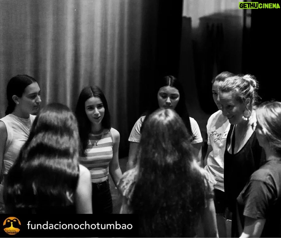 Dani Rovira Instagram - • @fundacionochotumbao Y si os decimos que… 🎉 ¡¡HOY ES NUESTRO ANIVERSARIO!! 🎂 Nacimos en los teatros para ayudar, 🧡 y hoy lo celebramos contándoos un proyecto que nos hace especial ilusión: @actuaemocion. Ya forman parte de él @aldeasinfantiles_es y ahora se suma @altamareducacion, con programas educativos de teatro en #Málaga📍para impulsar el desarrollo social de niños, niñas y jóvenes. El resultado: una iniciativa de un gran impacto social impregnada de valores como la convivencia, el respeto y la creatividad. 🎭 Gracias por estar ahí y por ayudarnos a hacer realidad este sueño. 🥹🫶 ¡¡Seguimos!! Si quieres apoyar este proyecto, puedes hacer tu donación en la campaña abierta en nuestra web 👉 https://www.ochotumbao.org/causa/actua-emocion-escenica-teatro-ayudar-jovenes-malaga/ #Ochotumbao