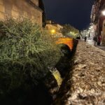 Dani Rovira Instagram – #Granada

1. Yo mirando con amor a una amiga a la que adoro.

2. Paseo De Los Tristes; mi paseo favorito del mundo.

3. Atardecer en el bajo Albaycín y fuertes brotes de Stendhal.

4. La Alhambra tiene mil miradores. 

5. Uno de mis nombres favoritos para una calle…y que de ahí nunca pase. 

6. Antigua Tetería Tuareg, donde hace 24 años empezó todo en forma de “Érase una vez”. 

Graná, te pasearé mil una veces, siendo más que probable que tú te gastes a que mis pies y mi amor por ti se cansen. ♥️
