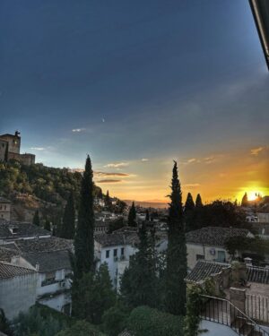 Dani Rovira Instagram - #Granada

1. Yo mirando con amor a una amiga a la que adoro.

2. Paseo De Los Tristes; mi paseo favorito del mundo.

3. Atardecer en el bajo Albaycín y fuertes brotes de Stendhal.

4. La Alhambra tiene mil miradores. 

5. Uno de mis nombres favoritos para una calle…y que de ahí nunca pase. 

6. Antigua Tetería Tuareg, donde hace 24 años empezó todo en forma de “Érase una vez”. 

Graná, te pasearé mil una veces, siendo más que probable que tú te gastes a que mis pies y mi amor por ti se cansen. ♥️