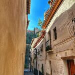 Dani Rovira Instagram – #Granada

1. Yo mirando con amor a una amiga a la que adoro.

2. Paseo De Los Tristes; mi paseo favorito del mundo.

3. Atardecer en el bajo Albaycín y fuertes brotes de Stendhal.

4. La Alhambra tiene mil miradores. 

5. Uno de mis nombres favoritos para una calle…y que de ahí nunca pase. 

6. Antigua Tetería Tuareg, donde hace 24 años empezó todo en forma de “Érase una vez”. 

Graná, te pasearé mil una veces, siendo más que probable que tú te gastes a que mis pies y mi amor por ti se cansen. ♥️