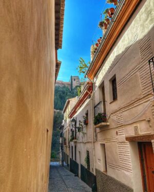 Dani Rovira Instagram - #Granada

1. Yo mirando con amor a una amiga a la que adoro.

2. Paseo De Los Tristes; mi paseo favorito del mundo.

3. Atardecer en el bajo Albaycín y fuertes brotes de Stendhal.

4. La Alhambra tiene mil miradores. 

5. Uno de mis nombres favoritos para una calle…y que de ahí nunca pase. 

6. Antigua Tetería Tuareg, donde hace 24 años empezó todo en forma de “Érase una vez”. 

Graná, te pasearé mil una veces, siendo más que probable que tú te gastes a que mis pies y mi amor por ti se cansen. ♥️