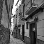 Dani Rovira Instagram – #Granada

1. Yo mirando con amor a una amiga a la que adoro.

2. Paseo De Los Tristes; mi paseo favorito del mundo.

3. Atardecer en el bajo Albaycín y fuertes brotes de Stendhal.

4. La Alhambra tiene mil miradores. 

5. Uno de mis nombres favoritos para una calle…y que de ahí nunca pase. 

6. Antigua Tetería Tuareg, donde hace 24 años empezó todo en forma de “Érase una vez”. 

Graná, te pasearé mil una veces, siendo más que probable que tú te gastes a que mis pies y mi amor por ti se cansen. ♥️