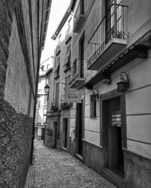 Dani Rovira Instagram - #Granada

1. Yo mirando con amor a una amiga a la que adoro.

2. Paseo De Los Tristes; mi paseo favorito del mundo.

3. Atardecer en el bajo Albaycín y fuertes brotes de Stendhal.

4. La Alhambra tiene mil miradores. 

5. Uno de mis nombres favoritos para una calle…y que de ahí nunca pase. 

6. Antigua Tetería Tuareg, donde hace 24 años empezó todo en forma de “Érase una vez”. 

Graná, te pasearé mil una veces, siendo más que probable que tú te gastes a que mis pies y mi amor por ti se cansen. ♥️