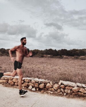 Dani Rovira Instagram - No sé si es porque estoy entrenando ya bajando el sol, o porque está nublado y no hay mucha luz, o porque no valgo ni pa estar enterrao, pero las fotos de hoy son, digamos : “alipóricas”. 

Pero voy a subir las 4 que mejor han salido. Se admiten comentarios, incluidos los burlescos. 

Cuál es tu infrapreferida?? 

#supoquicodedeporte 

Pd. Sólo he subido tres, la última es del típico chalao ectoplasmático chupacámara. 🤷🏻‍♂️