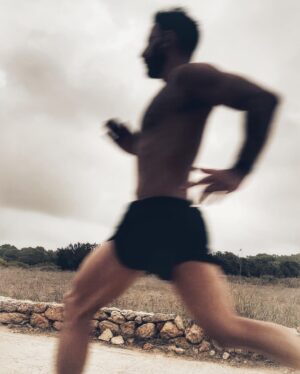 Dani Rovira Instagram - No sé si es porque estoy entrenando ya bajando el sol, o porque está nublado y no hay mucha luz, o porque no valgo ni pa estar enterrao, pero las fotos de hoy son, digamos : “alipóricas”. 

Pero voy a subir las 4 que mejor han salido. Se admiten comentarios, incluidos los burlescos. 

Cuál es tu infrapreferida?? 

#supoquicodedeporte 

Pd. Sólo he subido tres, la última es del típico chalao ectoplasmático chupacámara. 🤷🏻‍♂️