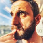 Dani Rovira Instagram - Y estaba pensando yo… Los insatisfechos crónicos tenemos eso, que nuestra mente extiende cheques que la realidad nunca podrá llegar a pagar.