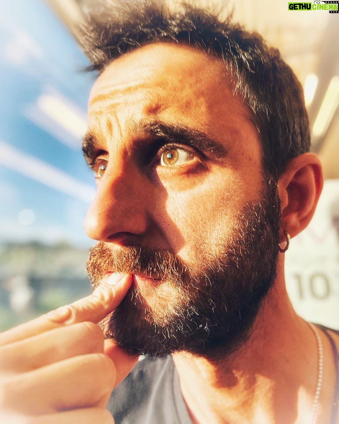 Dani Rovira - 31K Likes - Y estaba pensando yo…
Los insatisfechos crónicos tenemos eso, que nuestra mente extiende cheques que la realidad nunca podrá llegar a pagar.