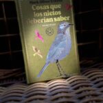 Dani Rovira Instagram - #CosasQueLosNietosDeberíanSaber de #MarkOliverEverett Qué maravilla de autobiografía del cantante “E” del grupo #Eels, grupo que desconocía y que empecé a escuchar hace dos o tres días, cuando inicié esta lectura. Una vida llena de golpes en el centro neurálgico del alma. La tristeza, el dolor y el sentirse un extraño en este mundo ha sido una constante en la vida de Mark. Su pasión por la música, por componer, por escribir hace que resurja una y otra vez de los atropellos con los que la vida le golpea. Todo ese dolor lo transforma en arte. Y lo mejor de todo, no sucumbiendo en ningún momento a las normas que dicta la industria, ni las discográficas ni, siquiera, su propio público. Un artista que ha creído en su música y eso ha sido lo que lo encumbra a la cima de los que marcan la diferencia. De los que hacen lo que quieren, porque son fieles a sí mismos. Este es el libro de memorias más leído de la década…y no me extraña. Gracias @arturogcampos por descubrírmelo y por enseñarme siempre a caminar fuera de la línea de puntos. Y sí, estoy de vacaciones y aprovecho para leer, que es de las 5 cosas que más me gustan en el mundo. 😎 #supoquicodelectura #RoviraReadings