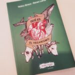 Dani Rovira Instagram – #QuéEsElVeganismo de #ValeryGiroux y #RenanLarue 

Pequeño ensayo sobre el veganismo. Gracias a @plazayvaldes por el regalo y por su valentía y compromiso siempre con temas como este. 

A veces, para reafirmarme y/o para seguir aprendiendo, me caen en las manos lecturas que reflexionan y filosofan sobre el veganismo y el trato que históricamente le hemos dado los humanos a los animales a lo desde que el humano es humano. Un librito lleno de argumentos para seguir formando parte de este movimiento social y político, destinado a liberar a los animales del yugo humano. Va de algo más que una dieta o una forma de vida. 

Siempre aprendo cosas nuevas, además de ser lecturas que refuerzan una decisión y toma de conciencia que me llegó hace ya casi 7 años. (Ojalá haber empezado antes, pero celebro el hecho de que, aunque algo tarde, la cabeza, y el corazón me hicieron “click”).

Seguimos con este compromiso de minimizar la violencia contra toda la vida animal, 
humana o no humana. (Definición expandida de veganismo según #StephanieJenkins y #VasileStanescu)

Una vez oí que el Veganismo no existe de manera total. Es un camino utópico en el que siempre se aprende y se avanza. Y en esas estamos. 

Recomendado para gente que ya dio su paso, para los que están en ello o para los que, de manera valiente y comprometida, están dispuestos a revisarse y dejar interpelarse en su manera de estar en el planeta. Respetando, obviamente, los procesos, las decisiones y las tomas de conciencia de cada uno. Ya sabéis que mi manera de entender esto es a través del cariño y el respeto y no a través de la confrontación. Se lo debemos a los animales, al planeta y a nosotros mismos. 

Otras lecturitas del estilo, por si os apetece buscar: 

#ManifiestoAnimalista de #CorinePeluchón
#UnPasoAdelanteEnDefensaDeLosAnimales de #OscarHorta
#ClavesEcofeministas de #AliciaHPuleo 
#AnimalesLaRevolucióPendiente de #SilviaBarquero
Y uno de mis favoritos, #HaciaUnFuturoVegano de #TobiasLeenaert 

#SupoquicoDeLectura
#RoviraReadings