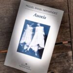 Dani Rovira Instagram – #Anoxia de #MiguelÁngelHernández

Desde #Ordesa de #ManuelVilas no había leído un relato tan estremecedor sobre el concepto de la muerte y la pérdida. 
Dolores, una  mujer que enviudó 10 años atrás, recibe el encargo, por parte de una familia, de fotografiar a un miembro recién fallecido. Esto le lleva a conocer a Clemente, un anciano que ha dedicado toda su vida a la fotografía mortuoria, quien le enseña todo lo que hay que saber sobre ello. Su casa es un museo de fotografías y cámaras de fotos de todas las épocas. Aquí cobra protagonismo el “daguerrotipo”. Podríamos llamarla, la primera cámara fotográfica de la historia. La fascinación de Dolores por esta cámara y todo lo que tiene que enseñar Clemente sobre ella, hace que en poco tiempo surja una amistad casi paterno filial. Lejos de parecer una actividad grotesca o morbosa, Clemente le habla sobre el recuerdo y lo importante que es no esconder la muerte, y todo lo que salpica, durante el periodo de la vida, por formar parte intrínseca de ella. 
Ambos protagonistas esconden historias propias sobre personas amadas que iremos descubriendo hasta el final del relato. 

Me hizo recordar la película japonesa #Despedidas. Ganadora del Óscar a mejor película de habla no inglesa en 2008, en la que la profesión de maquillar cadáveres para su duelo y despedida de familiares se convierte en algo poético, necesario y de una responsabilidad inmensa para la memoria, del que se va y de los que se quedan. 

Me ha provocado emociones muy profundas esta historia. La belleza de la escritura, la delicadeza en la descripción de las emociones y de la acción me han parecido deliciosas. Os lo recomiendo de verdad. No darle la espalda a la muerte es vivir de cara a la vida. 

#SuPoquicoDeLectura
#RoviraReadings