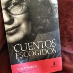 Dani Rovira Instagram – #CuentosEscogidos de #ShirleyJackson 

Después de #LaMaldiciónDeHillHouse y #SiempreHemosVividoEnElCastillo (por ahí andarán los posts con la reseñita), cayó este tercero, una selección de estos 10 cuentos y tres pequeños ensayos. Si ya me consideraba fan de esta escritora de terror de principios de siglo XX, después de estos cuentos, puedo decir que es de mis escritoras favoritas. Es increíble el dominio de la narración y cómo busca emociones y sensaciones  nuevas y sugerentes en el lector, como el cuento de “La Lotería”, con el que se armó un revuelo al publicarlo en la revista “The New Yorker” en el que solía escribir, o en el cuento de “La Noche en que todos tuvimos gripe” donde de un hecho real saca un relato divertido y de birlibirloque. Encima, los ensayos nos hablan sobre la técnica de escritura donde, aquí la amiga, se erige como la reina de la narración. 

Gracias, totoriense por obsesionarme con ella. 📕 🎁 

Terminaremos haciéndonos con su bibliografía. Lo sé. Me conozco. 

#RoviraReadings
#SuPoquicoDeLectura