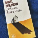 Dani Rovira Instagram – #DeberíasHaberteIdo de #DanielKehlmann

¡Qué me gusta una casa encantada! Pero este relato es diferente. Un matrimonio y su hija pequeña escapan a una casa en un paraje bucólico de montaña. Él es escritor de guiones y aprovecha para escribir y acabar el encargo de un guion. Y poco a poco la atmósfera de la casa y del lugar empieza a tornarse denso y confuso. El contexto no ayuda mucho a conciliar rencillas entre el matrimonio y esto hace que tengan que maximizar la imaginación para que su niña pequeña no se percate de lo que está pasando, sea lo que sea que está pasando. 

Un laberinto mental raro y sofisticado donde todo se convierte en dudas. Una literatura de terror cifrado y extraño. Algo nuevo, inquietante, que te deja el cuerpito regulín pero, obviamente, en mi caso, con ganas de más. 

#supoquicodelectura 
#rovirareadings