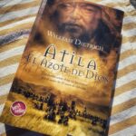 Dani Rovira Instagram - #AtilaElAzoteDeDios de #WilliamDietrich Enorme novela histórica (con ciertas partes ficcionadas por falta de documentación) donde se cuece una de las mayores batallas jamás librada. Atila, es uno de los personajes más legendarios y temidos de la historia, cuyo nombre y hazañas perviven hasta nuestros días…y teniendo en cuenta que historiadores y antropólogos apenas han gozado de documentos, testimonios o construcciones provenientes de “los hunos”, debido a su casi total analfabetismo, y a que fueron nómadas y sus hazañas consistían en invadir, destruir, someter y beneficiarse violentamente de cada aldea o población que encontraban. Todo, obviamente, desde la versión de la cultura romana. Aún así, el autor nos desgrana un relato fascinante donde personajes históricos reales y algunos inventados acometen una de las mayores batallas del siglo V d. C. Conspiraciones, historias de amor, objetos de poder, descripciones crudas y cruentas, luchas encarnizadas entre dos ejércitos con múltiples alianzas y mucho más en este ejemplar de casi 500 páginas. Podría ser que la cultura occidental es la que es por cómo se desencadenaron los acontecimientos citados. Y entre nosotros, si sois fan de “El Señor de los Anillos” esta novela te lleva directo a la famosa batalla de “El abismo de Helm”. #SuPoquicoDeLectura #RoviraReadings