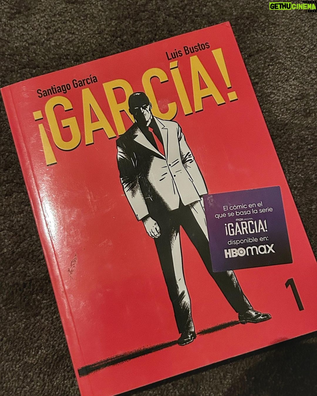 Dani Rovira Instagram - #GARCIA de #SantiagoGarcía y #LuisBustos Primer tomo de cuatro que hay ya publicados. Un policía de los años 50 desaparece en extrañas circunstancias. Las mismas extrañas circunstancias que le hacen aparecer en la actualidad, sin haber envejecido lo más mínimo y sin la conciencia de que han pasado más de 50 años. Me resuena a la premisa de Capitán América pero a la española, con su propia idiosincrasia. Del pasado al futuro. Del franquismo a la democracia. De lo analógico a lo tecnológico. Eso sí, las hostias como panes las da igual de bien antes que ahora. Me ha gustado mucho. Seguramente me haga con los otros tres. Thanks 🐫 👴🏼 #SuPoquicoDeLectura #RoviraReadings