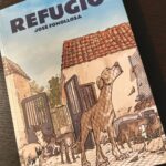 Dani Rovira Instagram – #Refugio de #JoseFonollosa

Casualmente hoy, #DíaMundialDelPerro acabé de leerme este cómic maravilloso que nos habla de la experiencia del autor en su voluntariado en @spax_protectora_animals_xativa 

Para los que sois voluntarios o tenéis contacto con protectoras os gustará porque, al fin y al cabo, el funcionamiento, los problemas y el amor que existe en estos lugares son muy parecidos. Si te estás pensando ser padrino o voluntario o socio de alguna protectora, seguro que este cómic te termina convenciendo. 

En un tono amable, humorístico y con mucha ironía nos cuenta el día a día de estas protectoras. No son los lugares ideales para que un perro esté, de hecho, se consideran un tránsito hasta que encuentran un nuevo hogar. Pero sí es la solución menos mala que tenemos en este país ante la cantidad de abandonos, camadas no deseadas y casos de maltrato que, por desgracia, en este país abundan. 

Ojalá que lleguemos a una sociedad donde no hicieran falta porque ningún perro es abandonado, pero mientras tanto, cuidemos, ayudemos y arrimemos el hombro a estos lugares de amor, empatía y vocación. Pasaos por la más cercana a vuestra ciudad a conocerlas, ¿quién sabe? A lo mejor te cambia la vida. 🐕 ♥️

Pd. (El post es igualmente extensible a los gatos, pero concretamente, este cómic habla de una prote que solo alberga perros)

#rovirareadings 
#SuPoquicoDeLectura