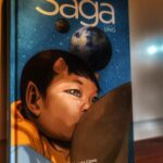 Dani Rovira Instagram – #Saga de #BrianKVaughan y #FionaStaples 

Esta primera edición recopila los primeros 18 números. Nos habla de la historia de Hazel, una niña cuyos padres pertenecen a bandos y “razas” diferentes en mitad de una guerra galáctica que parece no acabar nunca. Como fugitivos, buscan un planeta para vivir en paz y darle un futuro seguro a su hija. 

Fantasía y ciencia ficción al máximo exponente. Arriesgada, incorrecta, adulta, irreverente y libre, muy muy libre. Y eso me ha volado la cabeza. Y qué dibujos, y qué diálogos, y qué creación de universo tan apabullantes. Es por eso que creo que me terminaré haciendo con sus, creo, 11 números. Poco a poco. Porque este cómic es droga pura. Gracias de nuevo a mi 🐫 @arturogcampos que me dijo: “la primera es gratis, el resto ya te las financias tú” 🤷🏻‍♂️

#rovirareadings 
#SupoquicoDeLectura