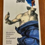 Dani Rovira Instagram – #MomentosEstelaresDeLaHumanidad de #StefanZweig 

Qué fantasía de libro. Su autor, nacido en Viena, fue una de las mayores figuras intelectuales europeas del primer tercio del Siglo XX. 

14 capítulos que, a modo de relato y de manera cronológica, nos desgranan los catorce momentos históricos que, a criterio del autor, son los momentos más cruciales de la humanidad. Los que, a través de una persona o un hecho puntual acaecido casual o intencionadamente, han cambiado el rumbo de la historia hasta nuestros días. 

Desde la Roma de Cicerón, hasta la conquista de Bizancio, pasando por el mayor acto creativo de Händel, la circunstancial creación de “La Marsellesa”, el minuto clave en la batalla de Waterloo, El Dorado, la conexión a través del Atlántico por un cable telefónico, impensable en la época…en fin. Así hasta 14. 

Ver cómo actos perpetrados por el ser humano, ya sea por su talento, su indecisión, su pertinencia o coraje o por su torpeza, somos lo que somos y estamos como estamos. Una joya. Y además, deliciosamente escrito. 

Gracias a mi 🐫 literario, @arturogcampos como siempre. 

#RoviraReadings
#SuPoquicoDeLectura